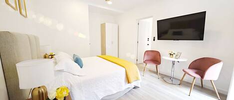 1 slaapkamer, een strijkplank/strijkijzer, wifi, beddengoed