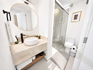 Shower, hair dryer, towels - Chic Polanco Loft: Prime Spot for Urban Explorers (Ciudad de México)