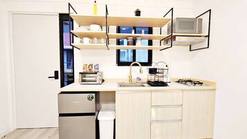 Refrigerador, microondas, placa de cocina, cafetera/tetera