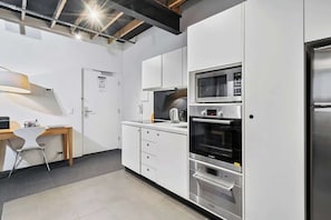 Geladeira, micro-ondas, fogão, cooktop