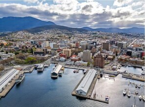 Marina - Gibson's Mill waterfront warehouse apartment - 101 (Hobart)