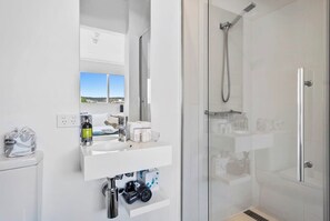 Dusche, Haartrockner, Handtücher