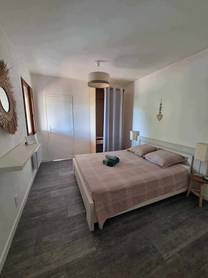 1 quarto, ferros/tábuas de passar roupa, berço de viagem