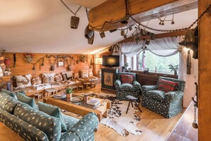 Una televisión, una oficina