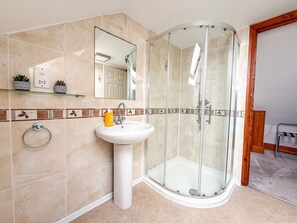 Douche, séchoir à cheveux, serviettes fournies