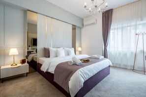 Departamento Deluxe, balcón, vista a la ciudad | 2 habitaciones, ropa de cama de alta calidad y camas con efecto memoria