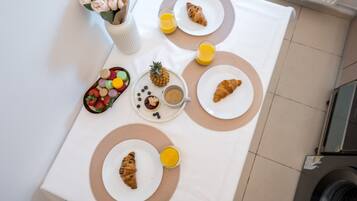 Departamento Deluxe, balcón, vista a la ciudad | Cocina privada | Refrigerador, microondas, parrilla de estufa y cafetera y tetera