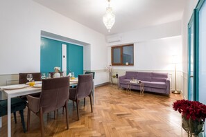 Deluxe Apartment, Balcony, City View | Living area | 43-inch Smart TV with cable channels, Netflix, streaming services - HIGHLINE DOWNTOWN Residences (Bucharest)