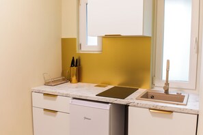 Deluxe Studio, Courtyard View | Private kitchen - HIGHLINE DOWNTOWN Residences (Bucharest)
