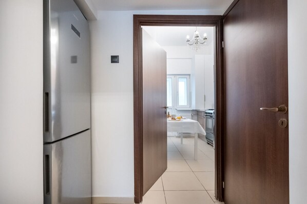 Deluxe appartement, balkon, uitzicht op stad | Privékeuken | Een koelkast, een magnetron, een kookplaat