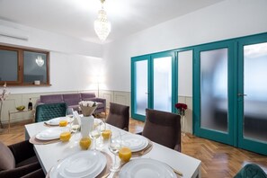Apartemen Deluks, balkon, pemandangan kota | Makan di kamar
