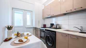 Apartemen Deluks, balkon, pemandangan kota | Dapur pribadi | Lemari es, microwave, kompor, dan mesin pembuat kopi/teh