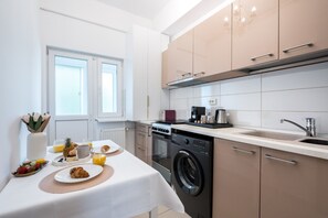 Apartemen Deluks, balkon, pemandangan kota | Dapur pribadi | Lemari es, microwave, kompor, dan mesin pembuat kopi/teh