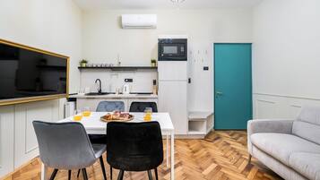Apartemen Deluks, balkon, pemandangan kota | Makan di kamar