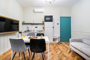 Deluxe Apartment, Balcony, City View | In-room dining - HIGHLINE DOWNTOWN Residences (Bucharest)