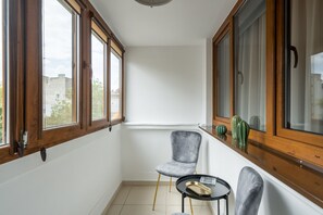 Departamento Deluxe, balcón, vista a la ciudad | Vista del balcón