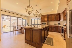 Réfrigérateur, micro-ondes, lave-vaisselle, cafetière/bouilloire