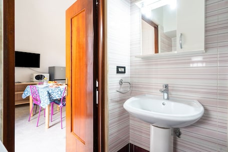 Ducha, cabezal de ducha tipo lluvia, toallas