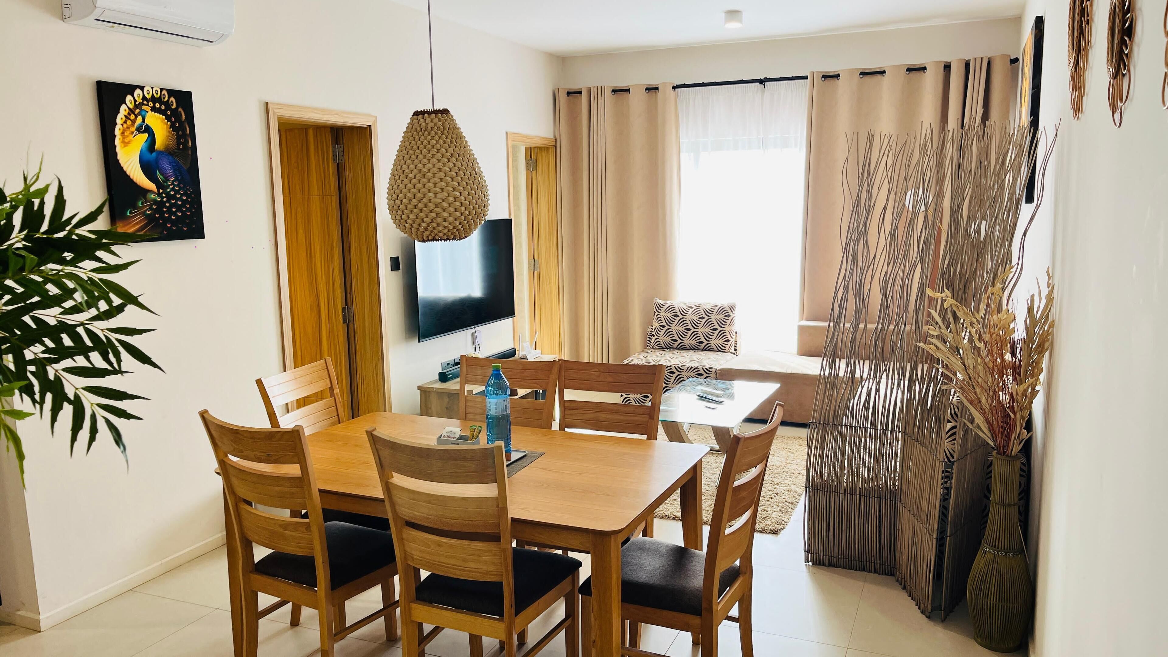 Two-Bedroom Apartment | Badkamer | Een haardroger, handdoeken, shampoo