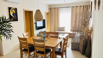 Two-Bedroom Apartment | Badkamer | Een haardroger, handdoeken, shampoo