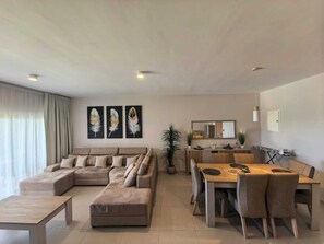 Three-Bedroom Apartment | Salle à manger