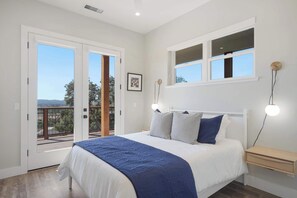 10 bedrooms, iron/ironing board, WiFi, bed sheets - The Vineyard Estate at Paradise Ridge by Kohmsa (Santa Rosa)