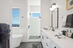 Dusche, Haartrockner, Handtücher, Shampoo