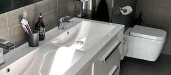 Lovable 1 Bedroom free wifi Parking F3