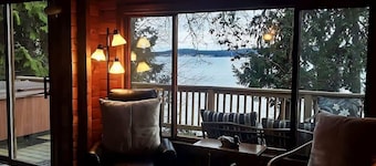 Bayside Cedars Cozy Cabin by the Water