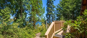Bayside Cedars Cozy Cabin by the Water