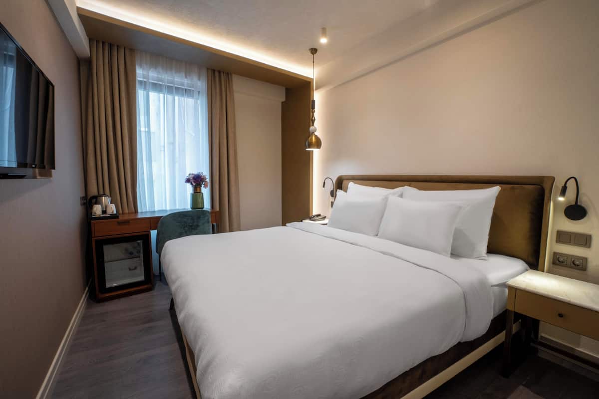 Superior Room | Hypo-allergenic bedding, in-room safe, desk, laptop workspace