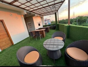Deluxe Room, Balcony, City View | Living area