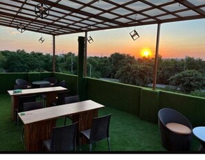 Rooftop terrace - Hotel Sunlight Brown By GRB (Greater Noida)