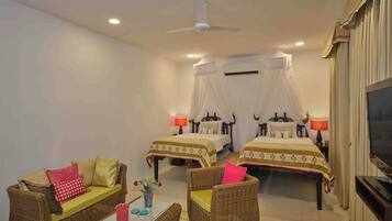 Espacio para trabajar con laptop y tabla de planchar con plancha