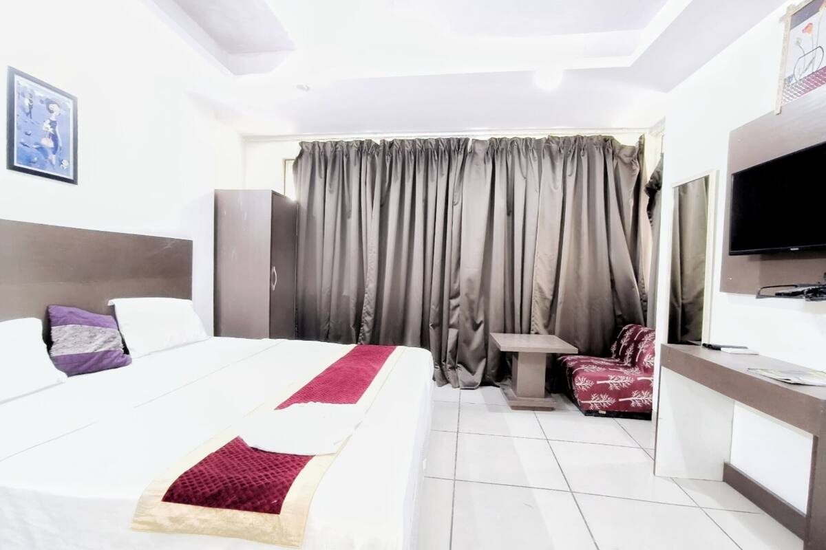 WiFi (free), bed sheets