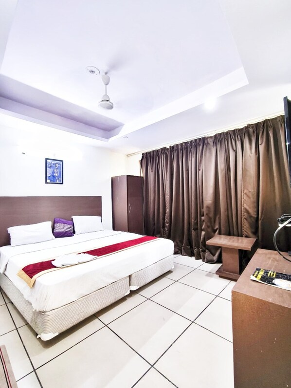 Deluxe tweepersoonskamer, uitzicht op de stad | Gratis wifi, beddengoed