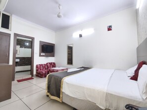 Standaard tweepersoonskamer, uitzicht op de stad | Gratis wifi, beddengoed