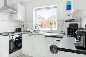 Fridge, microwave, oven, stovetop - 3 bed|2 bath|parking|internet|self check in|M1|QMC| UoN|Wollaton|Nottingham (Nottingham)