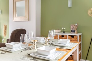 Dining - 3 bed|2 bath|parking|internet|self check in|M1|QMC| UoN|Wollaton|Nottingham (Nottingham)