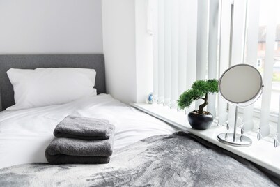 3 bed|2 bath|parking|internet|self check in|M1|QMC| UoN|Wollaton|Nottingham