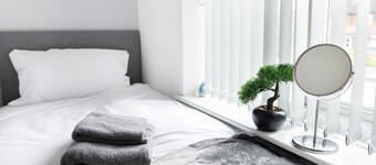 3 bed|2 bath|parking|internet|self check in|M1|QMC| UoN|Wollaton|Nottingham