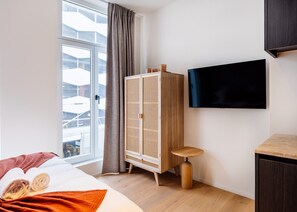 Apartment | 1 bedroom, desk, Internet