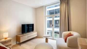 1 bedroom, desk, Internet