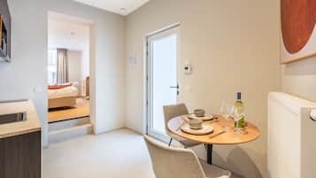 1 bedroom, desk, Internet