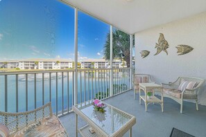 Property grounds - Naples Lakefront Condo - Steps to community pool (Naples)