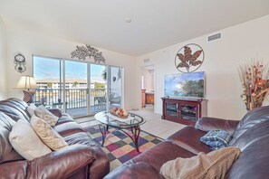 TV - Naples Lakefront Condo - Steps to community pool (Naples)