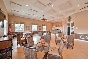 Dining - Naples Lakefront Condo - Steps to community pool (Naples)