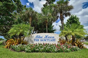 Property grounds - Naples Lakefront Condo - Steps to community pool (Naples)