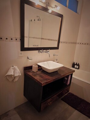 Haartrockner, Bidet, Handtücher, Seife