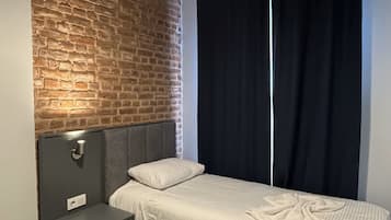Suite ejecutiva, 2 habitaciones | Sábanas de algodón egipcio, ropa de cama de alta calidad y minibar